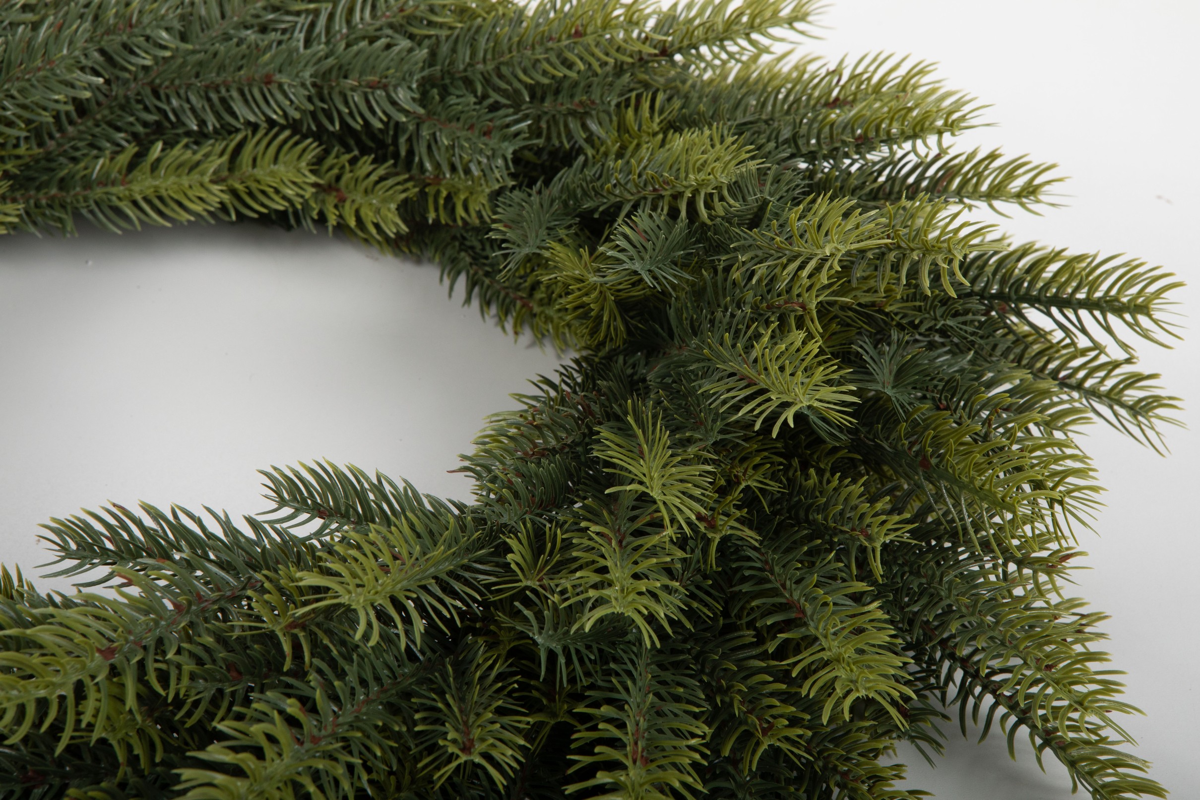 🌿 Miešaný veniec 3D Smrek – 50 cm | Dvojfarebný bledozelený veniec s realistickým vzhľadom
