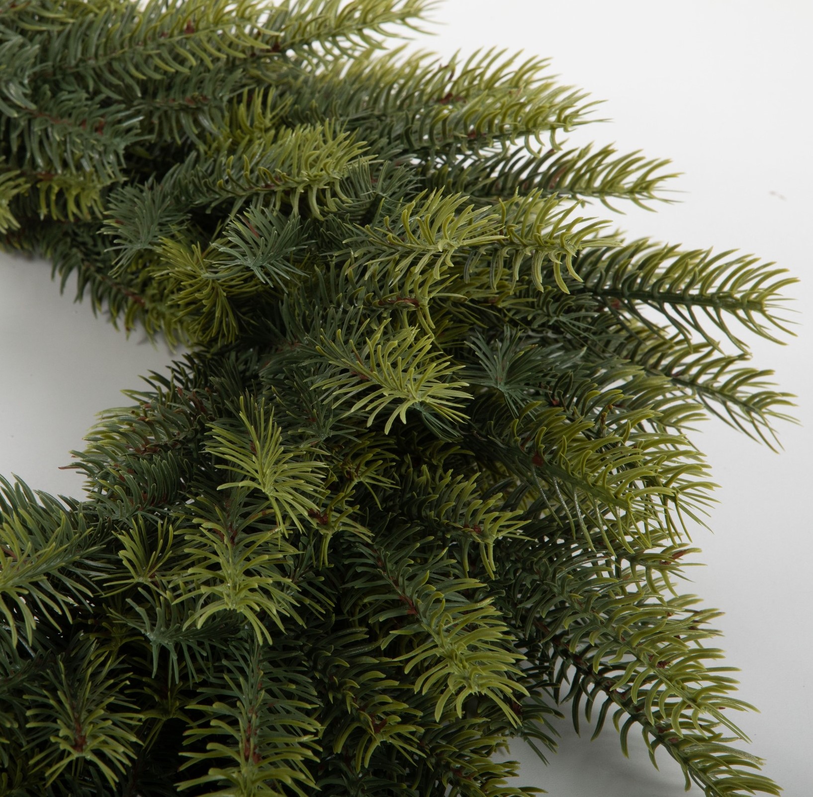 🌿 Miešaný veniec 3D Smrek – 50 cm | Dvojfarebný bledozelený veniec s realistickým vzhľadom