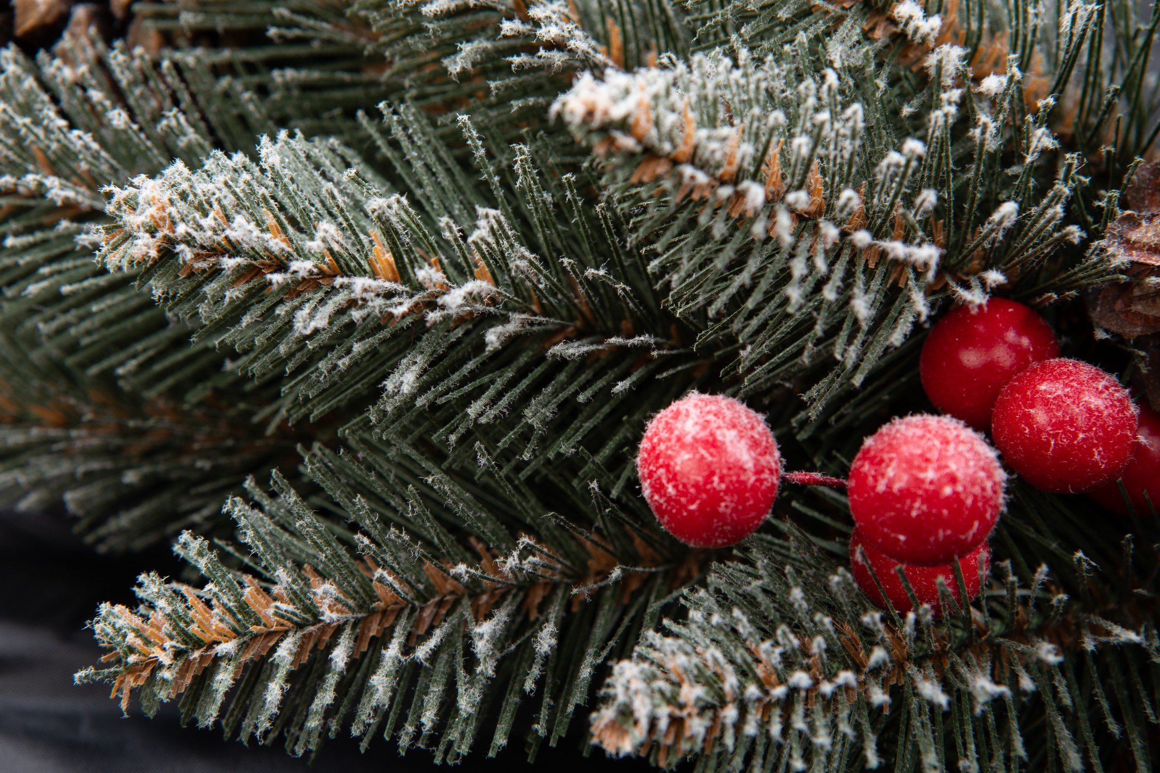 Vianočný veniec smrek zdobený a omrznutý 40 cm – Dekoračný adventný veniec so šiškami a bobuľami ilexu
